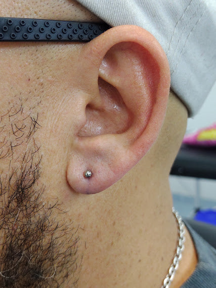 Titanio grado implante. Labret clásico